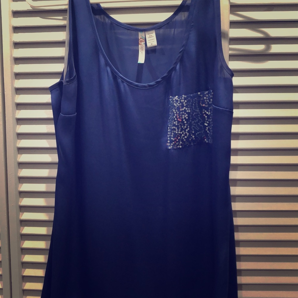 Sleeveless and simple blouse